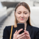 Femme qui s'authentifie sur son smartphone avec la reconnaissance faciale.